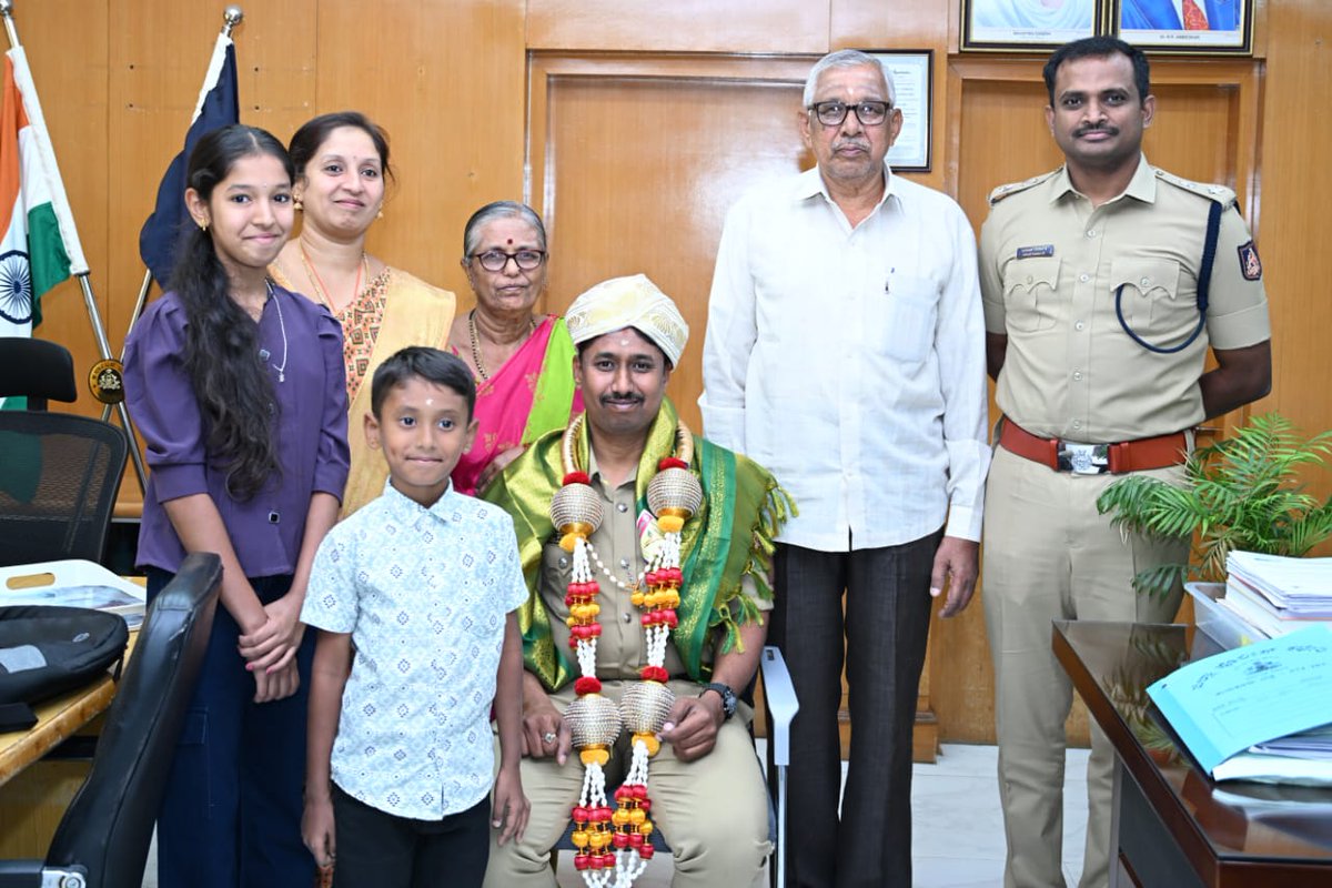 SPTumkur's tweet photo. ಪೊಲೀಸ್ ಇಲಾಖೆಯ ಶ್ಲಾಘನೀಯ ಸೇವೆಗಾಗಿ '2025 ನೇ ಸಾಲಿನ ಮಾನ್ಯ ಮುಖ್ಯಮಂತ್ರಿಗಳ ಪದಕ ಪಡೆದ ಶ್ರೀ ಪ್ರಸನ್ನ ಕುಮಾರ್ ಬಿ. ಎನ್ (ಎ.ಹೆಚ್.ಸಿ) ರವರನ್ನು ಕುಟುಂಬ ಸಮೇತ ಕಛೇರಿಗೆ ಬರಮಾಡಿಕೊಂಡು ಆತ್ಮೀಯವಾಗಿ ಸನ್ಮಾನಿಸಲಾಯಿತು.
#TumakuruDistrictPolice
#CM_Medal #dpotkr
#AddlSpTumkur
@venkatashok https://t.co/9GVEKqowan