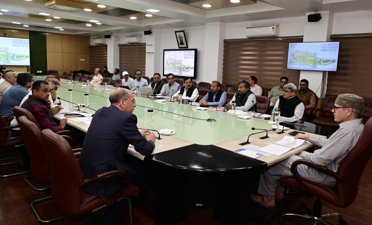 GulistanNewsTV's tweet image. CM @OmarAbdullah  chaired a review meeting on High Court infrastructure projects in Jammu and Srinagar, stressing timely and quality execution. Advisor Nasir Aslam Wani (@nasirsogami) and senior officials attended.

#JammuAndKashmir #Infrastructure #HighCourt #OmarAbdullah