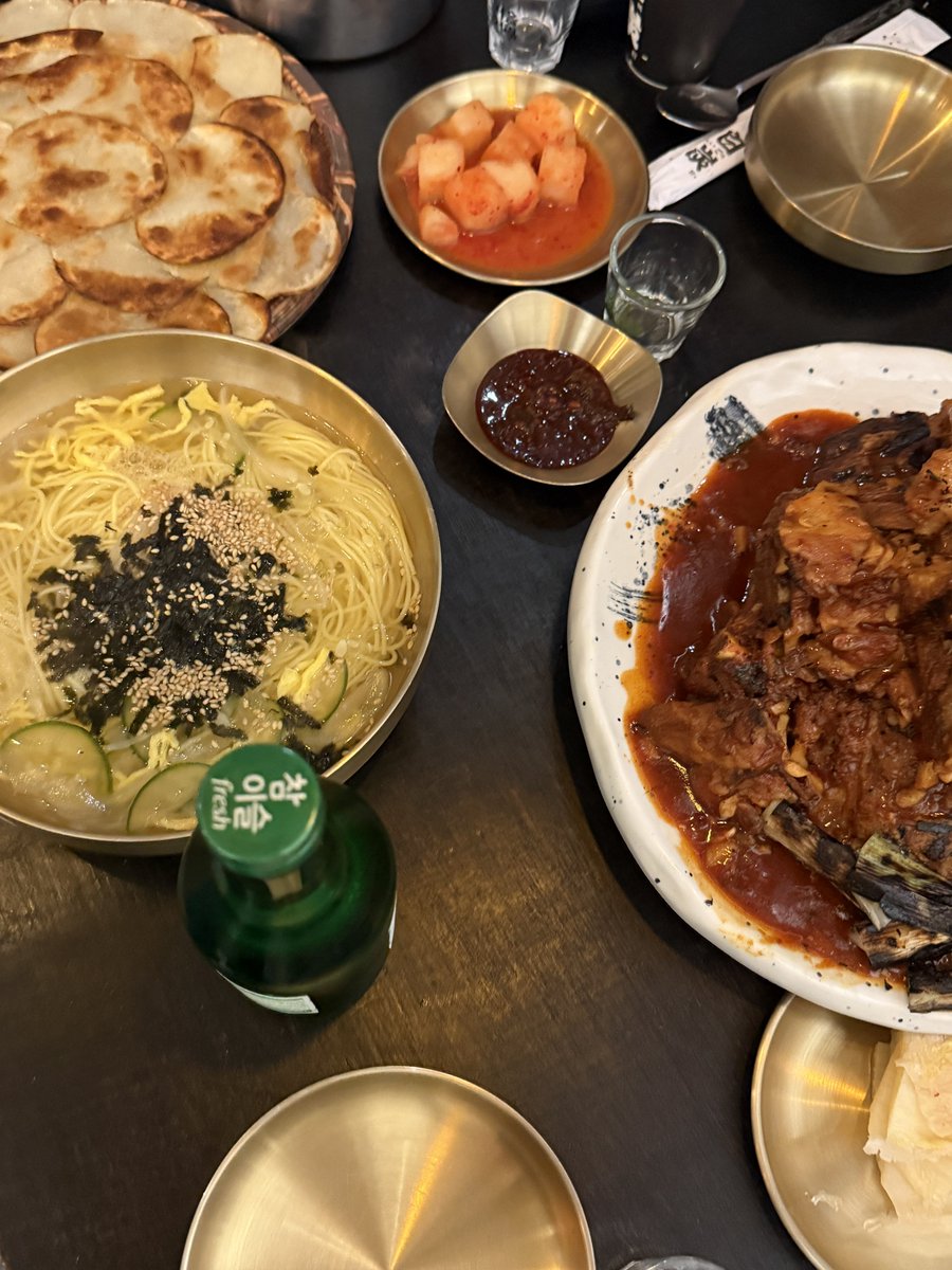 신동궁 뼈구이 너무 매운 사람들은 을지백탄뼈구이 가서 1단계 먹어주면되⸝⸝⸝ 그리고 감자전 추가 안하면 불법임