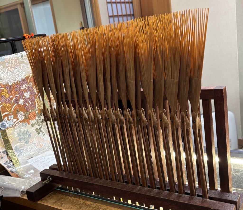 ayumichan0222's tweet photo. 扇子の中骨に香料をつけて乾かしているところ

扇子を仰いだ時にフワッと香るのはこの工程があるからです

香料をつけるのは紙の扇子だけ
紙扇子でも、舞扇やお茶扇に香料はつけません

仰いだ時にいい香りがするのは、日常使いの紙扇子の特徴の一つです https://t.co/vVYID7mrPg