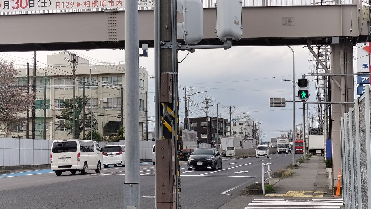 tabearuki_ing's tweet photo. #厚木市 #通学路 #タイヤショップ
山際にある小学校の通学路（学校の目の前）のタイヤショップ、完全に歩道を塞いで堂々と作業してて、店員は歩行者が来ても誘導もしなきゃ、頭も下げない。
批判されるのは自分のお店だけじゃなくてお客の運送会社もだとか考えてもいないのかな？
何とも非常識。 https://t.co/VMm18oKQCc