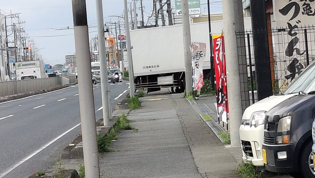 tabearuki_ing's tweet photo. #厚木市 #通学路 #タイヤショップ
山際にある小学校の通学路（学校の目の前）のタイヤショップ、完全に歩道を塞いで堂々と作業してて、店員は歩行者が来ても誘導もしなきゃ、頭も下げない。
批判されるのは自分のお店だけじゃなくてお客の運送会社もだとか考えてもいないのかな？
何とも非常識。 https://t.co/VMm18oKQCc