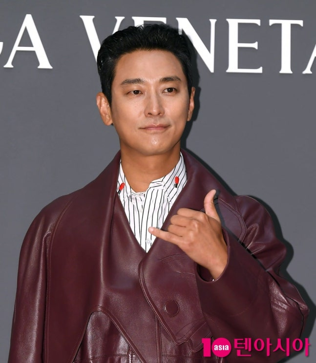 KDramaHandle's tweet image. #JuJiHoon, ahead of #TheRemarriedEmpress release, playfully said he’s not ready to pass the throne to #ByeonWooSeok of #PerfectCrown 👑

“I can’t hand over the throne just yet… I still have my next project, The Remarried Empress, coming.”