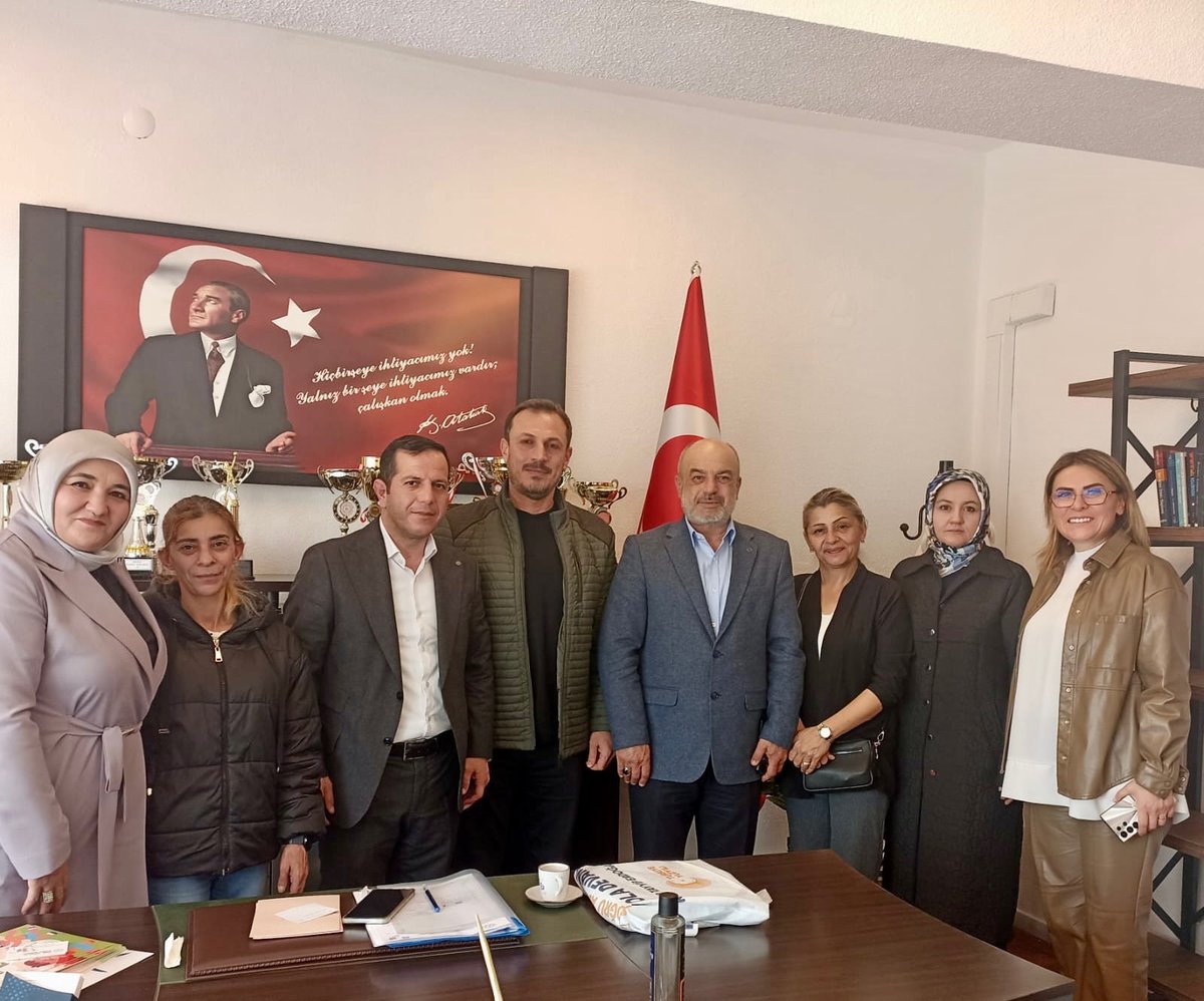 Erdemli ve ahlaklı nesiller yetiştiren eğitimciler, geleceğimizin teminatıdır.

İlçe Başkan Yardımcılarımız, Yönetim Kurulu Üyelerimiz ve teşkilat mensuplarımız, Kamil Ocak Ortaöğretim Okulu Müdürü Mehmet Açıkgöz’ü ziyaret etti. 

<a href="/RTErdogan/">Recep Tayyip Erdoğan</a> 
<a href="/hakanhanozcan/">Hakan Han ÖZCAN 🇹🇷</a> 
<a href="/erhansarigol/">Erhan Sarıgöl</a>