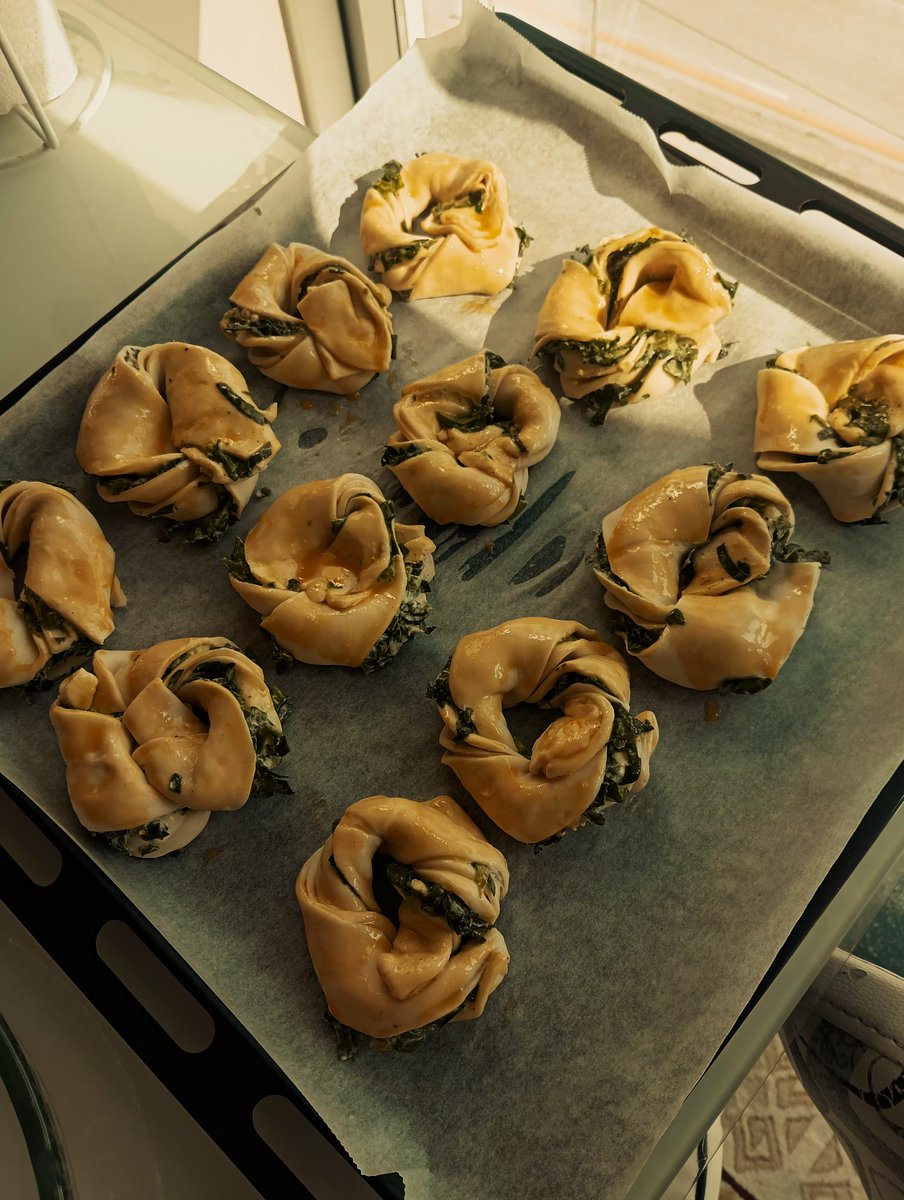 hlyahlyahlya_'s tweet photo. https://t.co/6qp0iuBy9P bakalım nasıl tad olacak çıtır börek miş😂😂 izlemiycem artık hiçbir videoyu😎 #yaptım #oldu https://t.co/FPeiMFwLh9