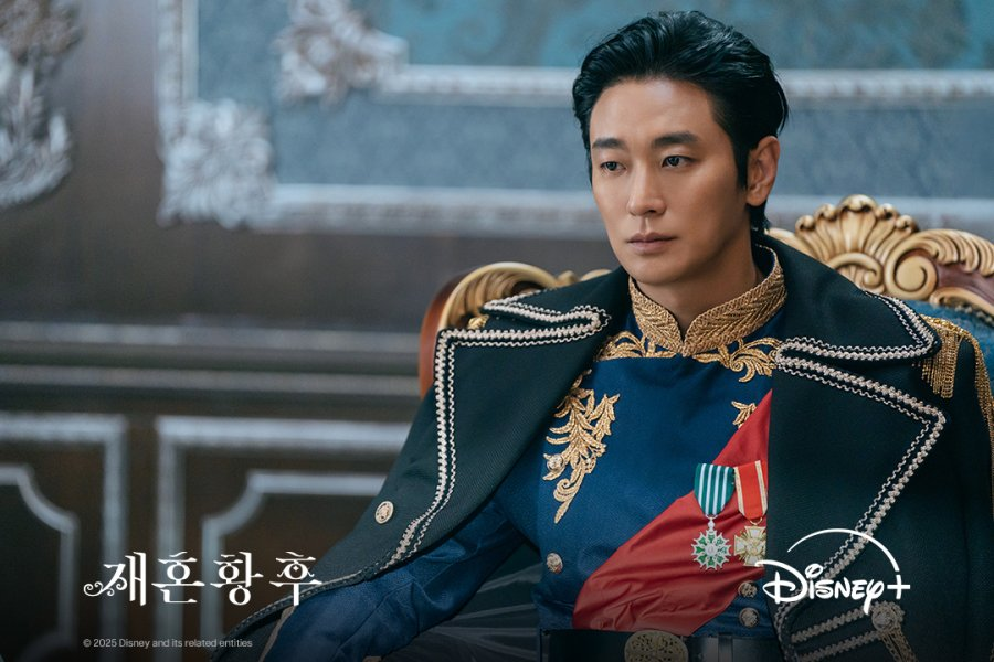 KDramaHandle's tweet image. #JuJiHoon, ahead of #TheRemarriedEmpress release, playfully said he’s not ready to pass the throne to #ByeonWooSeok of #PerfectCrown 👑

“I can’t hand over the throne just yet… I still have my next project, The Remarried Empress, coming.”