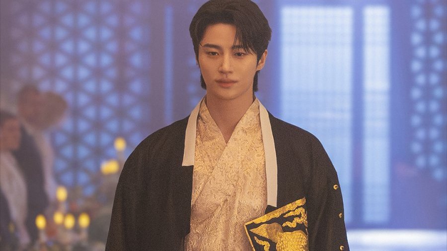 KDramaHandle's tweet image. #JuJiHoon, ahead of #TheRemarriedEmpress release, playfully said he’s not ready to pass the throne to #ByeonWooSeok of #PerfectCrown 👑

“I can’t hand over the throne just yet… I still have my next project, The Remarried Empress, coming.”