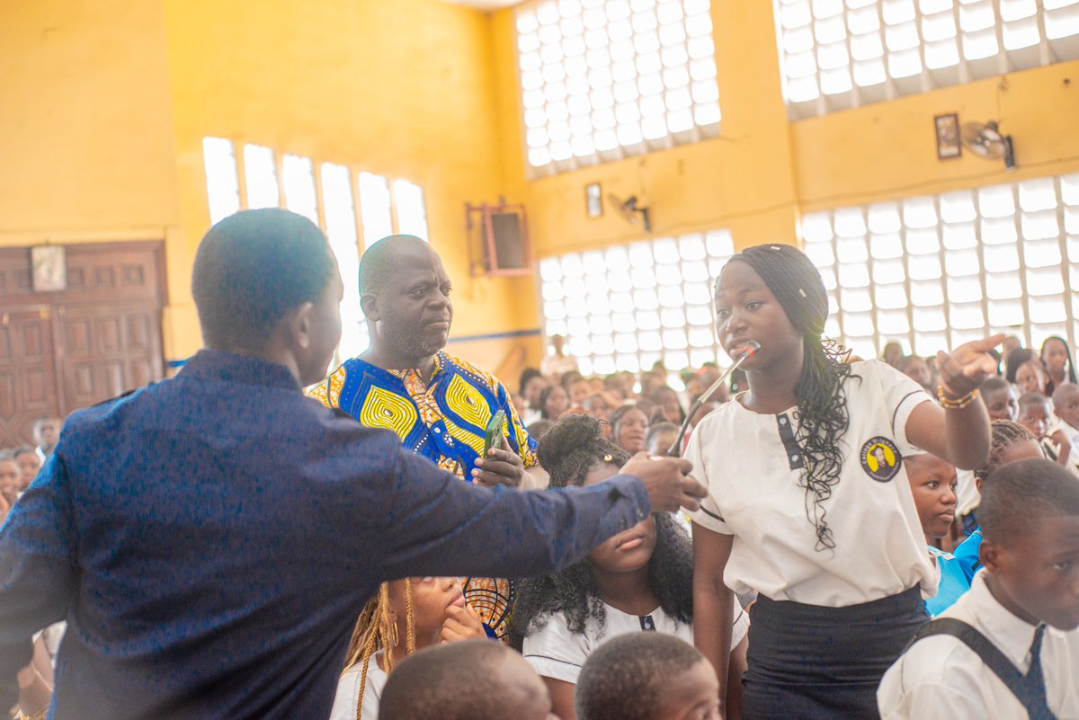 usp_plus's tweet photo. Conférence inspirante au Collège Saint Ignace ! Les académiciennes restituent les acquis de Voda-Educ &amp; du boot camp de Noël. Élèves mobilisés pour combattre les VBG en milieu scolaire
#JeunesseEngagée #MilieuScolaireSain #LeadershipFéminin #Education #RDC https://t.co/fK0V6hBEbw