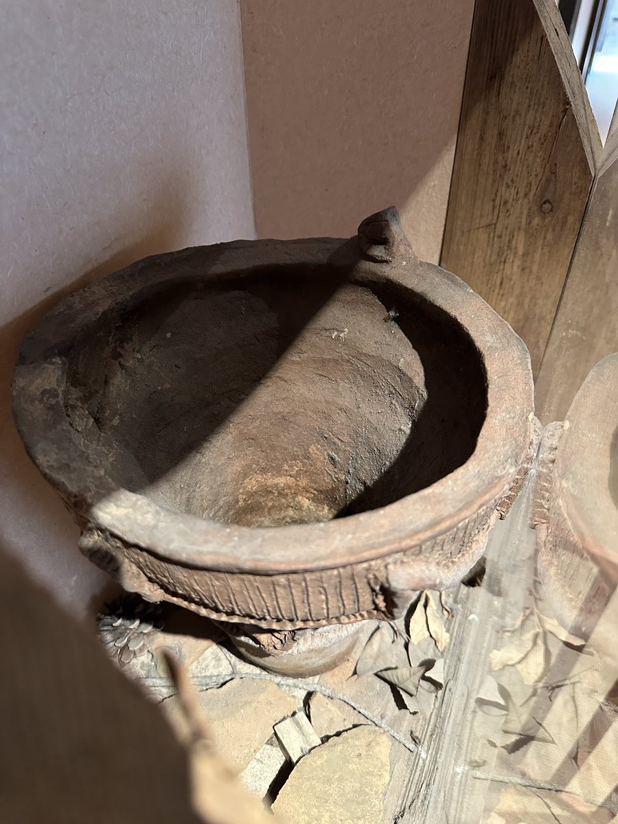 下の火焔土器が偽物なのは見た目明らかだけど、上の加曽利っぽいのも偽物だと思うんだけど、どうだろ 