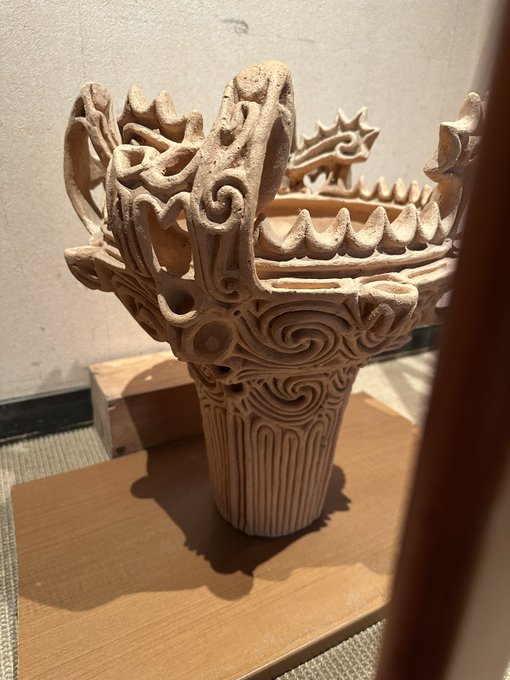 下の火焔土器が偽物なのは見た目明らかだけど、上の加曽利っぽいのも偽物だと思うんだけど、どうだろ 