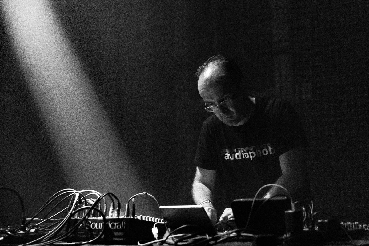 5/9◆桜台POOL
mdel.co.jp/pool/

ドイツより再来日

・Alarmen
Hypnotic/Industrial Techno
alarmen.de 
facebook.com/alarmen.de
instagram.com/alarmen.de/

2000年始動のAlarmenは映像作家でもあるCarsten