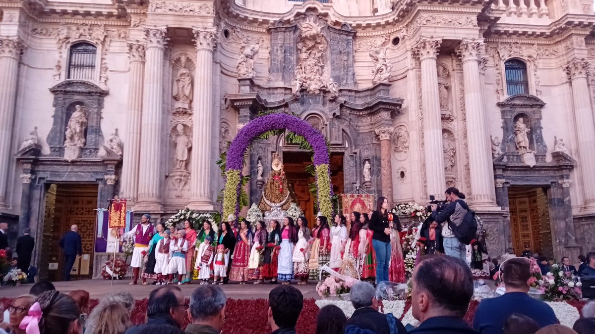 eltablacho's tweet photo. Ayer participamos en la ofrenda floral a nuestra patrona, la Virgen de la Fuensanta. Ahora sí que si, ¡Comienzan las Fiestas de Primavera! https://t.co/jDfM5sa7VE