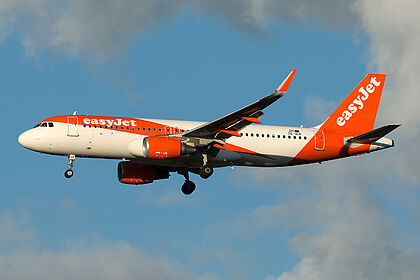 fl360aero's tweet image. An avoidable incident: An EasyJet Airbus A320-214 plane (OE-ICR) that was about to land on the Runway 25 had to go around due to the Mortar fireworks shots that caused intense smoke.

On Sunday, April 5, 2026, while the plane was landing at Orly airport at around 5:40 p.m., the