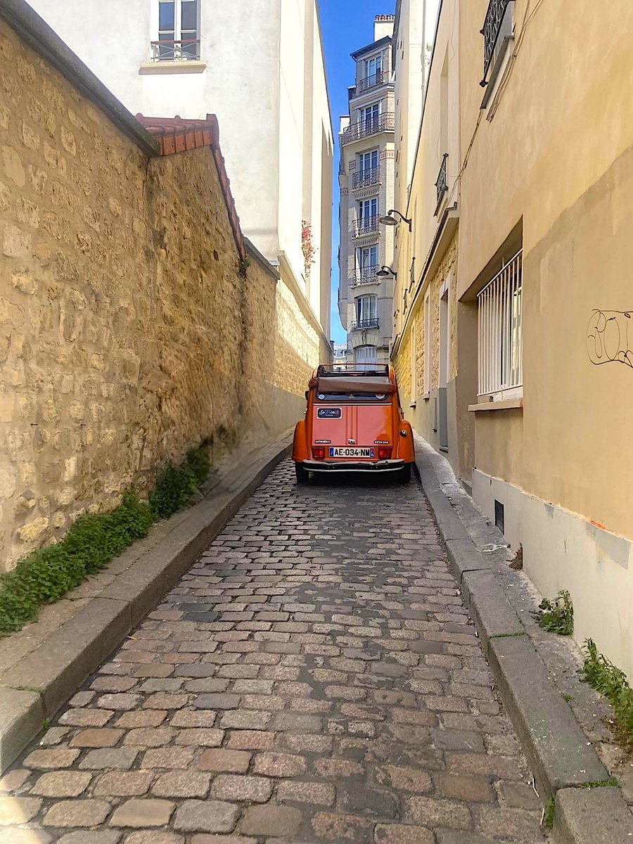 focusonparis's tweet image. Tight Tuesday: a Citroën 2CV makes its way through a #Montmartre alley with room to spare. #photography