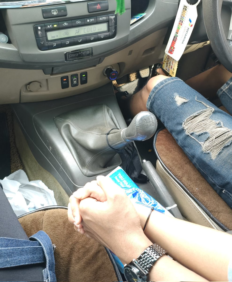 user manual sekaligus pembalap F1 ini cuma butuh satu tangan aja untuk nyetir karena satunya lagi sibuk pegangan😉🤍