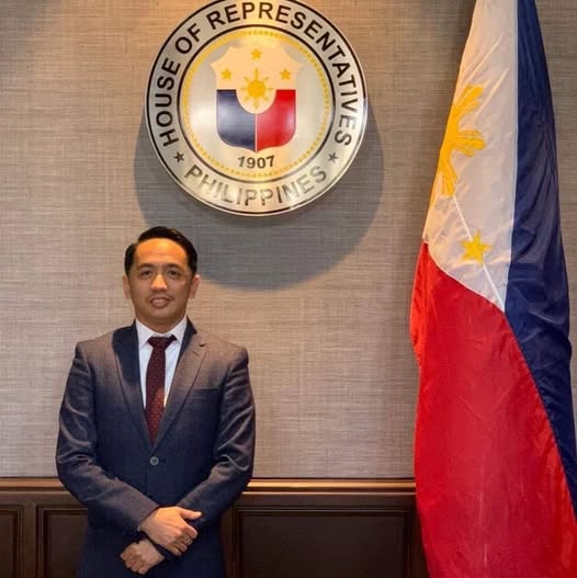 radyopilipinas1's tweet photo. 𝐎𝐌𝐁𝐔𝐃𝐒𝐌𝐀𝐍, 𝐍𝐀𝐆-𝐈𝐒𝐘𝐔 𝐍𝐆 𝐒𝐔𝐁𝐏𝐎𝐄𝐍𝐀 𝐒𝐀 𝐌𝐀𝐁𝐀𝐁𝐀𝐍𝐆 𝐊𝐀𝐏𝐔𝐋𝐔𝐍𝐆𝐀𝐍 𝐍𝐆 𝐊𝐎𝐍𝐆𝐑𝐄𝐒𝐎
Pinadalhan na ng Subpoena ng Office of the Ombudsman ang House of Representatives.
Partikular na inaatasan ng Ombudsman ang Kamara na isumite ang Statements of Assets, Liabilities, and Net Worth (SALNs) ni Deputy Secretary General Sofonias Ponce Gabonada Jr., mula sa simula ng kanyang panunungkulan hanggang ngayon.
Ang hakbang na ito ay kaugnay sa isinasagwang imbestigasyon ng Ombudsman sa mga umano'y iregularidad sa ilang infrastructure projects. | ulat ni Rey Ferrer
#RP1News
#RadyoPilipinas
#RadyoPubliko
#IntegratedStateMedia
#ISM