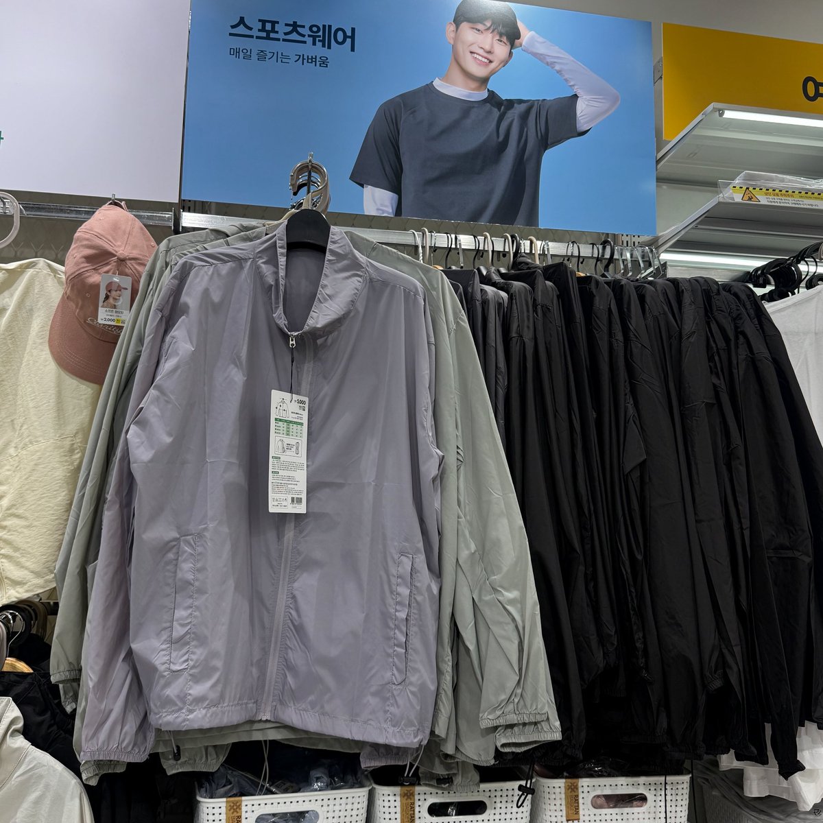 letstalkaboutKR's tweet photo. daiso เกาหลี ตอนนี้มีเสื้อผ้า Sports Wear เยอะมากกกก
พวกเสื้อคลุม เลคกิ้ง แค่ 5,000 วอน ร้อยกว่าบาท เว่อมากๆๆ ~ แอดจัดมาหลายสีเลย 
ซื้อใส่เองซื้อฝากคือคุ้ม!
ตอนนี้ daiso เหมือนห้างเลย มีทั้งเมคอัพ สกินแคร์ เสื้อผ้า ของกิน ของใช้ งานช่าง งานบ้าน เอาว่าใครอยากได้อะไร นึกไม่ออกว่าจะหาได้ที่ไหน มาที่นี่เลยจ้า ของแน่น คุณภาพเกินราคาไปมากก✨

แอดถ่ายจากสาขา Sinchon ทางออก 8 น้า
สาขานี้ร้านใหญ่ของเยอะค่า

#รีวิวเกาหลี