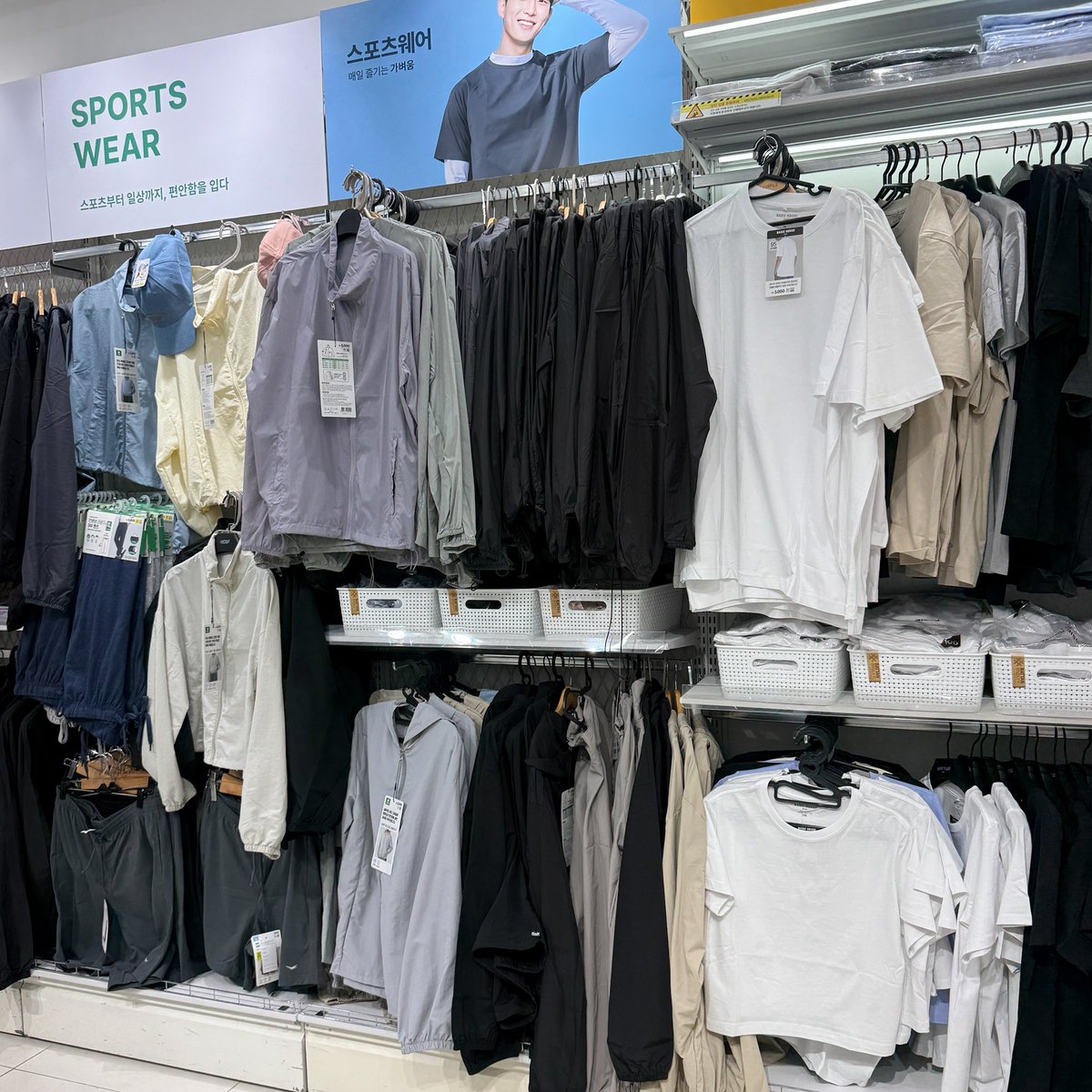 letstalkaboutKR's tweet photo. daiso เกาหลี ตอนนี้มีเสื้อผ้า Sports Wear เยอะมากกกก
พวกเสื้อคลุม เลคกิ้ง แค่ 5,000 วอน ร้อยกว่าบาท เว่อมากๆๆ ~ แอดจัดมาหลายสีเลย 
ซื้อใส่เองซื้อฝากคือคุ้ม!
ตอนนี้ daiso เหมือนห้างเลย มีทั้งเมคอัพ สกินแคร์ เสื้อผ้า ของกิน ของใช้ งานช่าง งานบ้าน เอาว่าใครอยากได้อะไร นึกไม่ออกว่าจะหาได้ที่ไหน มาที่นี่เลยจ้า ของแน่น คุณภาพเกินราคาไปมากก✨

แอดถ่ายจากสาขา Sinchon ทางออก 8 น้า
สาขานี้ร้านใหญ่ของเยอะค่า

#รีวิวเกาหลี