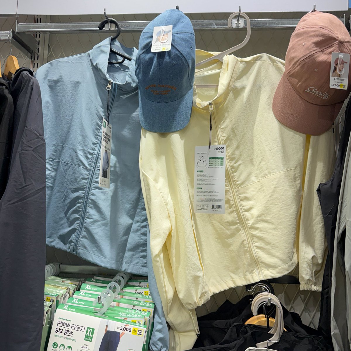 letstalkaboutKR's tweet photo. daiso เกาหลี ตอนนี้มีเสื้อผ้า Sports Wear เยอะมากกกก
พวกเสื้อคลุม เลคกิ้ง แค่ 5,000 วอน ร้อยกว่าบาท เว่อมากๆๆ ~ แอดจัดมาหลายสีเลย 
ซื้อใส่เองซื้อฝากคือคุ้ม!
ตอนนี้ daiso เหมือนห้างเลย มีทั้งเมคอัพ สกินแคร์ เสื้อผ้า ของกิน ของใช้ งานช่าง งานบ้าน เอาว่าใครอยากได้อะไร นึกไม่ออกว่าจะหาได้ที่ไหน มาที่นี่เลยจ้า ของแน่น คุณภาพเกินราคาไปมากก✨

แอดถ่ายจากสาขา Sinchon ทางออก 8 น้า
สาขานี้ร้านใหญ่ของเยอะค่า

#รีวิวเกาหลี