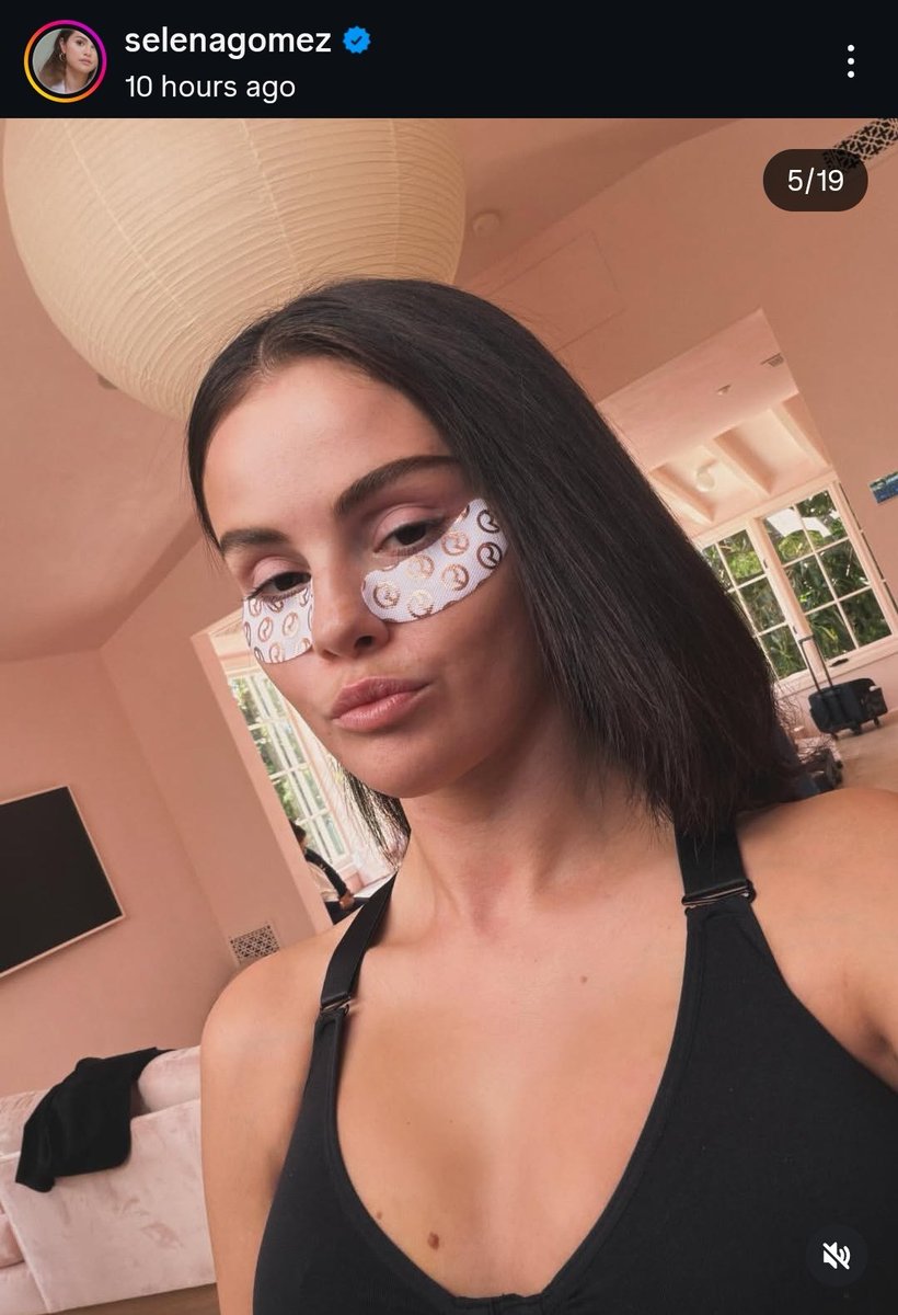 selgnewsg's tweet image. Selena Gomez posted a pic of herself wearing eye patches 5 hours after Hailey Bieber posted a pic with Justin Bieber using the new Rhode eye patches
And wrote "Mrs. Blanco" on it