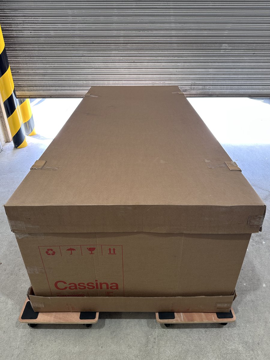 norifumihanada's tweet photo. カッシーナソリアナが納品に旅立ち。ヒカキンの豪邸にあるソファ。

個人的には、座面の座り心地はそうでもなくやや固め。アームレストがないので端っこで不安定。長くゆったり座るソファではないかと。

全身を預けて力を抜いてリラックスしたい人には別のソファを提案します。

しかし！インテリア性抜群のカッシーナのアイコニックモデル。

近年の値上がりもエグいです。

高級家具に買い替えたい人は、僕の相談して間違いございません💪