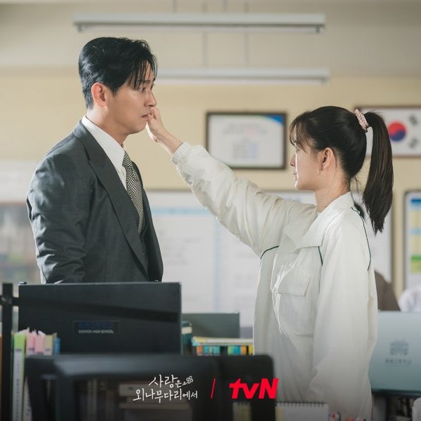 KDramaHandle's tweet image. #JuJiHoon, reflecting on his career, said he feels lucky to showcase his versatility across genres:

“I feel incredibly fortunate. Last year, I showed my rom-com side through #LoveYourEnemy, and with #Climax, I got to reveal a completely different side.”
