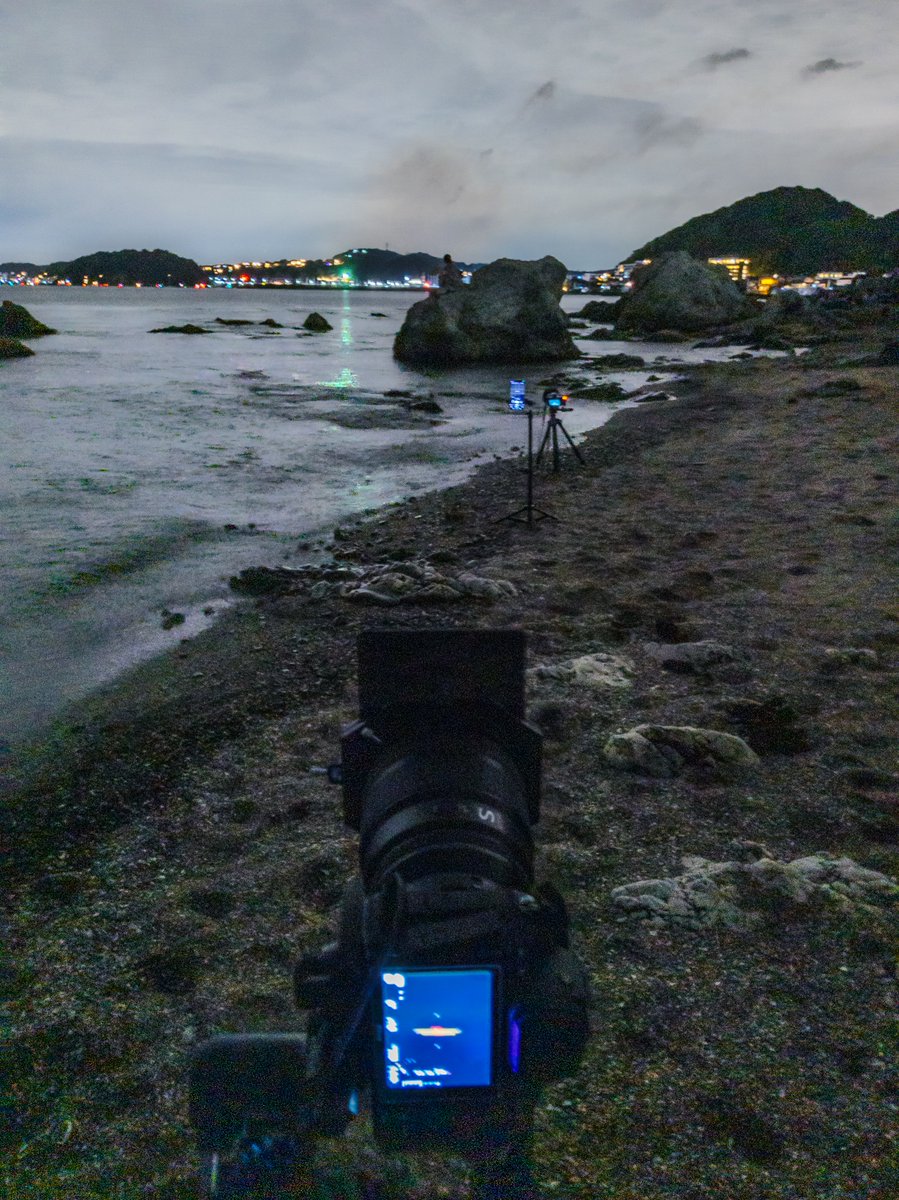 これが圧縮効果じゃ🥸
カメラの位置関係も見せてやろう。
手前のカメラが1枚目、奥のカメラが2枚目