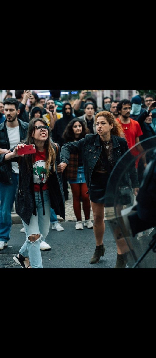 a29226's tweet photo. @fernandes_paul @sttefanicosta Uma porca brasileira que odeia Portugal,no Brasil não era convidada nem para o podcast da favela,aqui são convidadas para comentar na TV 
Aqui a instigarem o ódio contra a polícia,olha-me o aspeto disto, as mulheres em Coina têm mais classe,do mais reles que veio para Portugal https://t.co/sKdj5rskYW