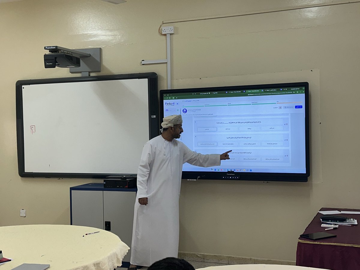 EduGovDkh4307's tweet photo. ورشة العمل التي نظمتها جماعة الرياضيات  اليوم، حول تفعيل الذكاء الاصطناعي في تصميم الدروس التفاعلية . 🖥️✨
​نسعى من خلال هذه الورش لتطوير طرق العرض التفاعلي وربط النظريات الرياضية بالتقنيات الحديثة، لخلق جيل مبدع يتقن لغة العصر.
#تعليمية_الداخلية https://t.co/BAWv2rooNc