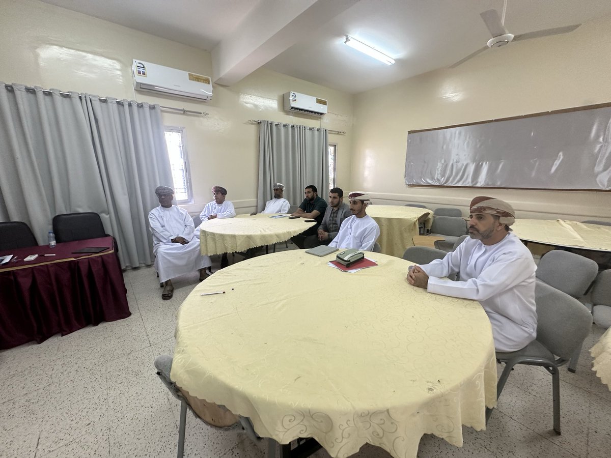 EduGovDkh4307's tweet photo. ورشة العمل التي نظمتها جماعة الرياضيات  اليوم، حول تفعيل الذكاء الاصطناعي في تصميم الدروس التفاعلية . 🖥️✨
​نسعى من خلال هذه الورش لتطوير طرق العرض التفاعلي وربط النظريات الرياضية بالتقنيات الحديثة، لخلق جيل مبدع يتقن لغة العصر.
#تعليمية_الداخلية https://t.co/BAWv2rooNc
