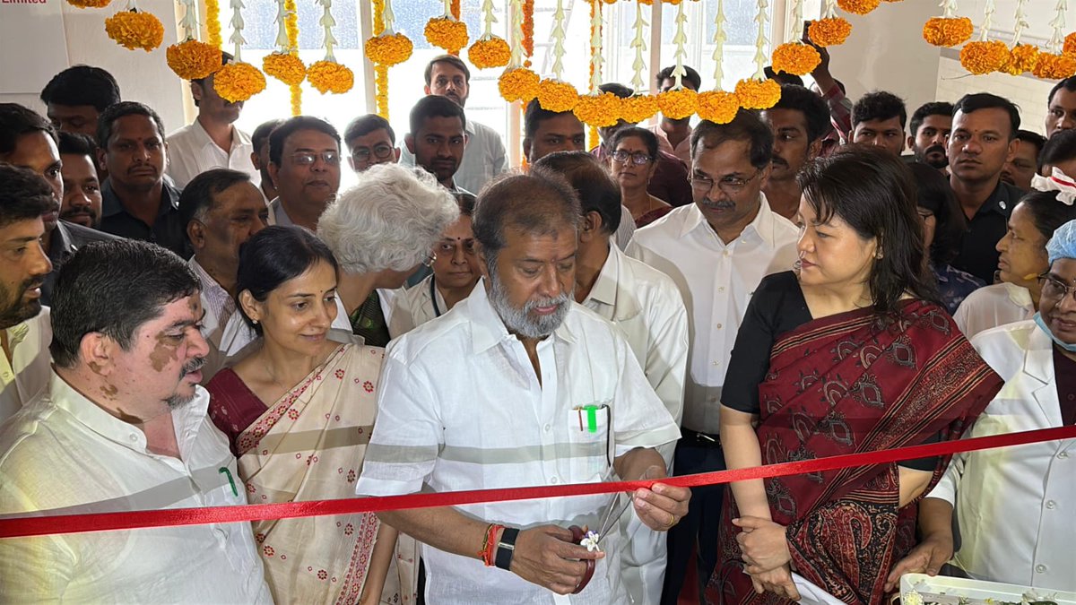 NewsMeter_In's tweet photo. #Hyderabad:

#Telangana Health Minister @DamodarCilarapu launches advanced #LINAC & #TrueBeam cancer care at #NIMS, enabling precise, faster #radiation therapy.

55K–60K new cases/year.

Cancer now a notifiable
disease; registry planned.

Free #HPV vaccine for girls (14–15 yrs).

Screening for 46L #SHGwomen; camps begin at #NIMS.

#Chemo in remote areas; #DayCare centres in all districts.

#Palliativecare in all #govthospitals.

Early detection saves lives; #cancer fight needs collective effort, the Minister said.