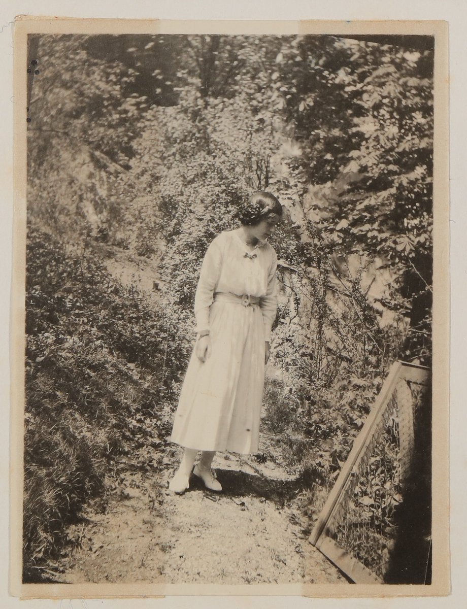 Am weitaus meisten bin ich mit der Christiane [von Hofmannsthal] die glaub ich sehr an mir hängt und die ich sehr lieb habe, ohne verliebt zu sein – ein angenehmer Zustand.

An Elisabeth Salomon, 13. März 1926.