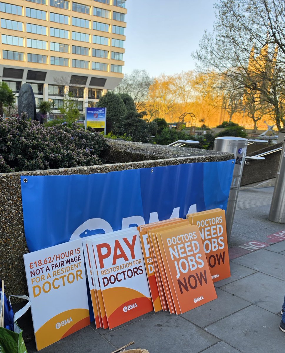DrHWazir's tweet image. Come on down to the @BMAResidents St Thomas’ picket line to show your support for the Resident Doctors strikes!