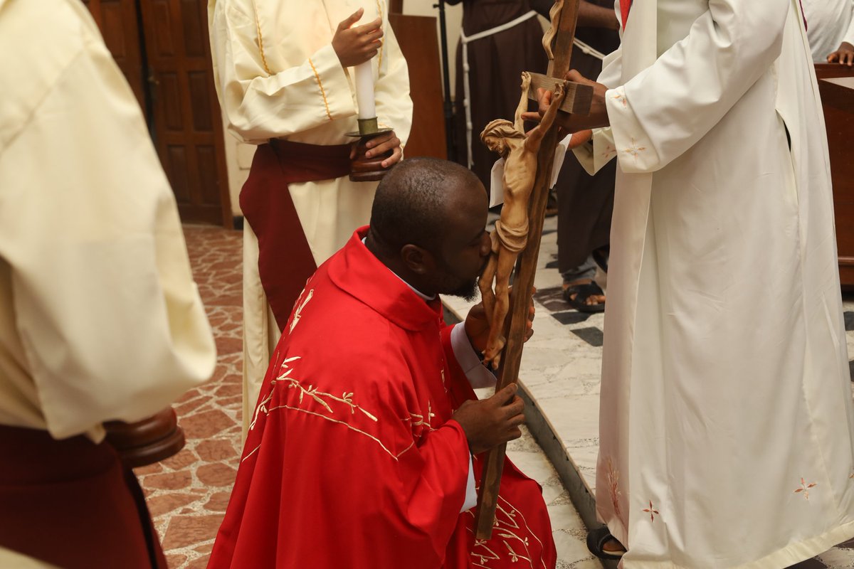 PNweya's tweet photo. Celebration of Good Friday at St Francis and St Clare Friary Ridgeway Road, GRA Enugu. https://t.co/Zue7er4GXc