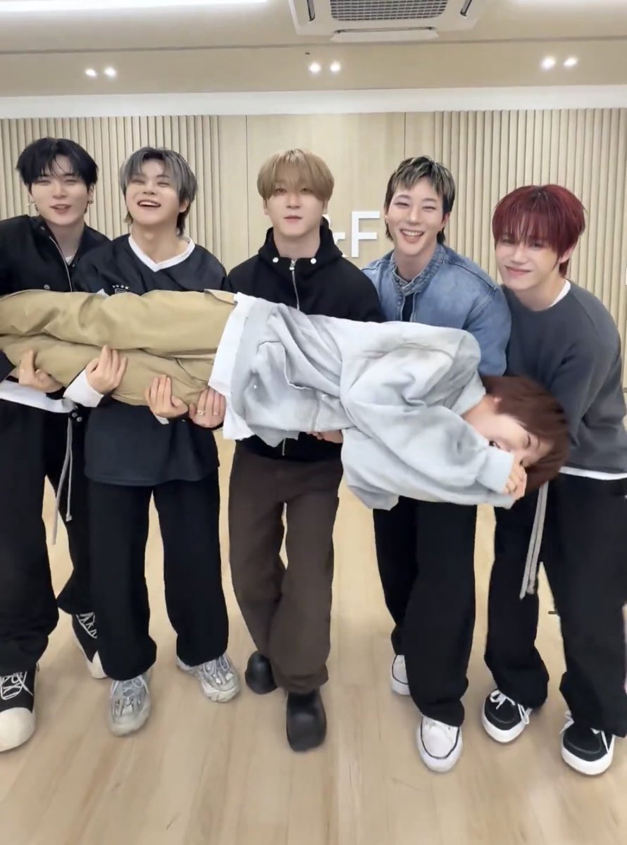 alina™ ∞ tweet media