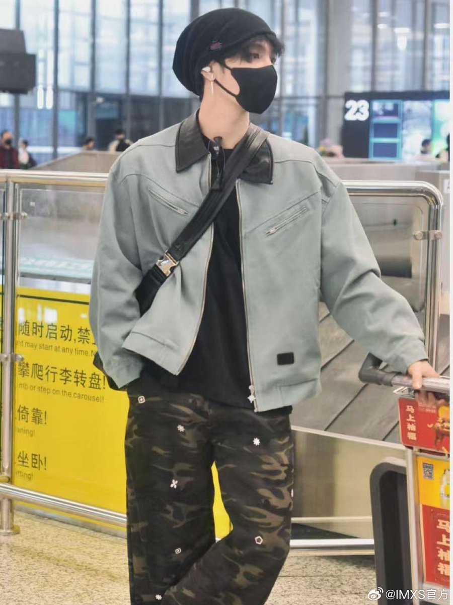 yibaobao_'s tweet image. He’s so bold 😭 zhaozhao just wore those pants yesterday and now he’s posting pics wearing the exact same ones… thank you for feeding us captain 🙂‍↔️

#HeChangxi #HeYanzhao
#Xizhao