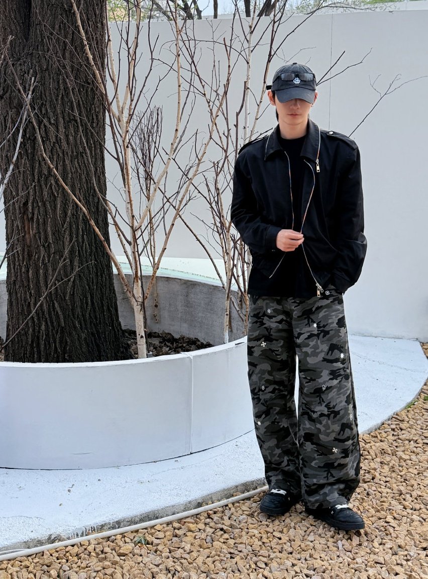 yibaobao_'s tweet image. He’s so bold 😭 zhaozhao just wore those pants yesterday and now he’s posting pics wearing the exact same ones… thank you for feeding us captain 🙂‍↔️

#HeChangxi #HeYanzhao
#Xizhao
