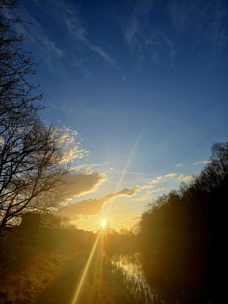 CraigRGNDem's tweet photo. A decent paced 5 mile run this morning with a lovely sunrise.
🌅 🏃🏻♂️🙂
#Glasgow #Running #Vaporflys3 #Strava #SpringSunrise @UKRunChat https://t.co/AOIXzDHMF5