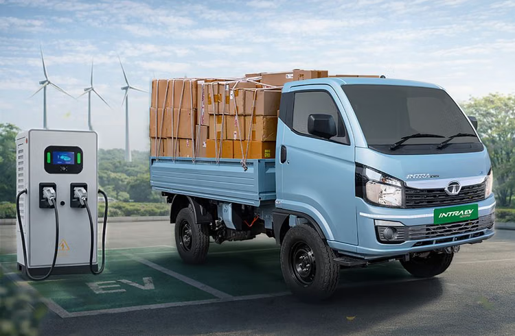 PluginJourneys's tweet image. 🚨 #TataMotors is electrifying the pickup segment!🚚

The new #TataIntraEV Pickup has officially launched at ₹11.95 Lakh!
Features a 28.2 kWh battery with a 211 km certified range
Massive 1,750 kg #payload capacity
Fast charges (10-80%) in just 55 mins via CCS2
 #ElectricTruck