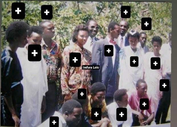 Inkotanyi_Imena's tweet image. Mubagaragara kuri iyi foto harokotse umuntu umwe Tonton Fidèle Rwamuhizi (wambaye lunette), wiyemeje kuba umubyeyi w'abana bose barokotse Jenoside; abagira inama akabashyingira. 

Imana y'i Rwanda ikwiteho Rwamuhizi #kwibuka32

📸 Imfura Loic et @NoelKambanda
