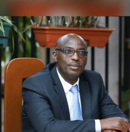 Inkotanyi_Imena's tweet image. Mubagaragara kuri iyi foto harokotse umuntu umwe Tonton Fidèle Rwamuhizi (wambaye lunette), wiyemeje kuba umubyeyi w'abana bose barokotse Jenoside; abagira inama akabashyingira. 

Imana y'i Rwanda ikwiteho Rwamuhizi #kwibuka32

📸 Imfura Loic et @NoelKambanda