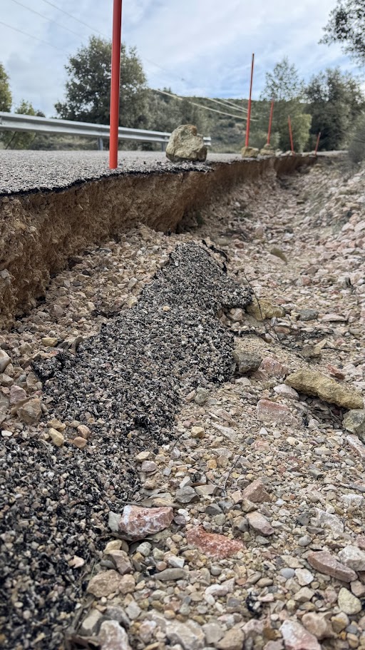 LucodeBordon's tweet photo. Pasan las semanas, pasan los meses y en Luco de Bordón (Castellote) sigue empeorando el estado de su carretera de acceso desde Villores CV-119. Pero luego sí hay dinero (304.251 €) para facilitar la migración de las truchas y carpas @_lacomarca @periodicoaragon @arainfonoticias https://t.co/uyELwLpTRC