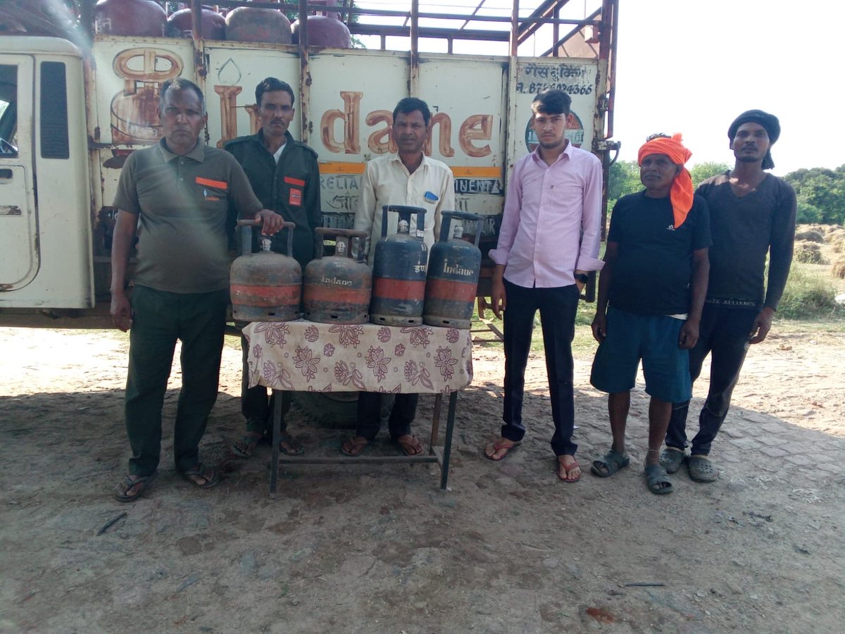 FTL Camp organised by Ashodhar Indane in Fatehpur area of UP to make available 5 Kg Chhotu cylinders to migrant labour and others .Indian Oil committed to ensure availability of fuel # no need to worry #IOCL
