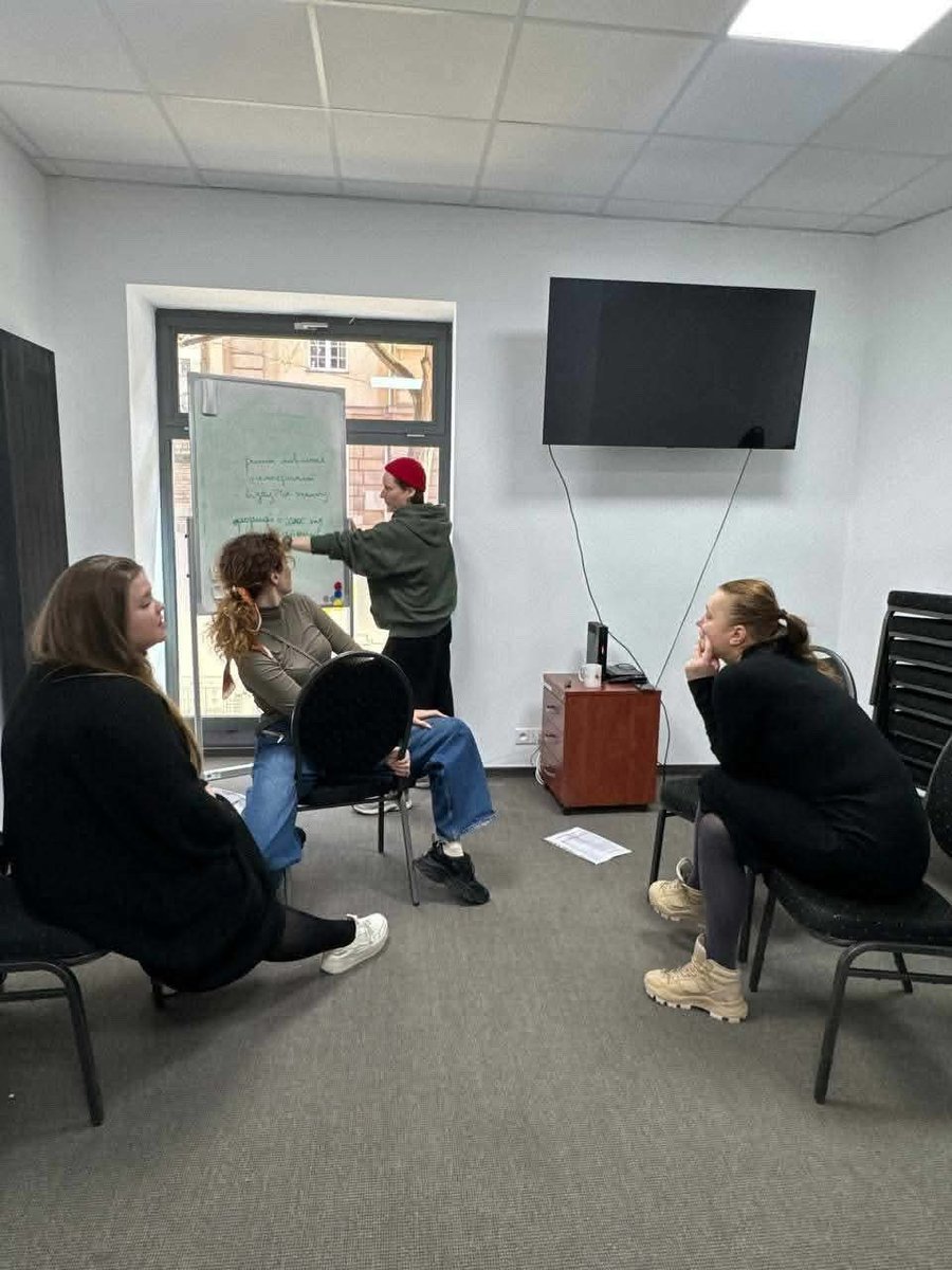 CyrylClub's tweet photo. 🎭 W naszym klubie dyskusyjnym mieliśmy przyjemność gościć kobiecy zespół „Inwazja” – artystki z Poznania, Warszawy i Bydgoszczy, które pracują nad nowym projektem przygotowywanym na Festiwal Szekspirowski w Gdańsku.

🤝 Zapraszamy do odwiedzin Cyryl Clubu! https://t.co/N7wIpkLOEq