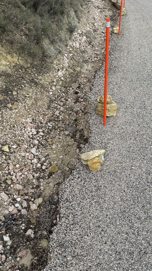 LucodeBordon's tweet photo. Pasan las semanas, pasan los meses y en Luco de Bordón (Castellote) sigue empeorando el estado de su carretera de acceso desde Villores CV-119. Pero luego sí hay dinero (304.251 €) para facilitar la migración de las truchas y carpas @_lacomarca @periodicoaragon @arainfonoticias https://t.co/uyELwLpTRC
