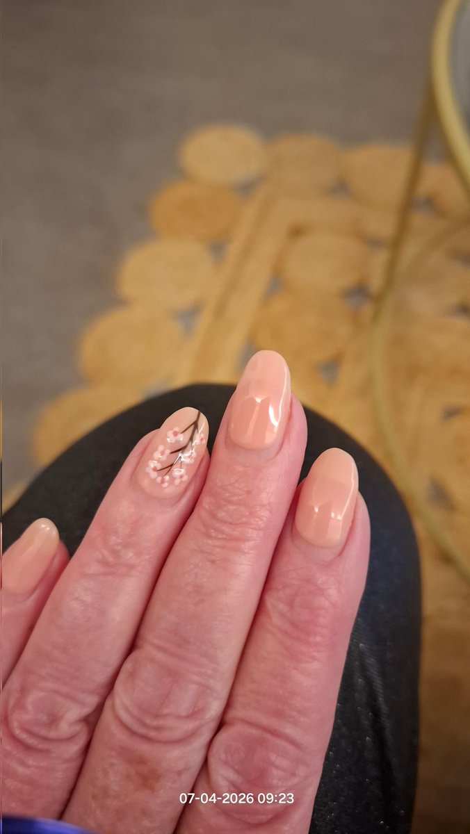 kims46's tweet image. Goedemorgen Darlings 
Tijd voor dat de nagels
weer gedaan worden
#nails 

💅💜