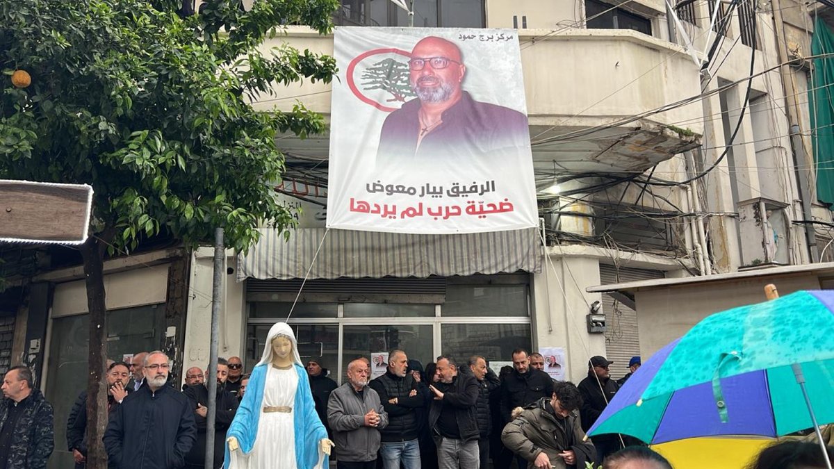 LOrientLeJour's tweet image. 📸 #Images | Des partisans des Forces libanaises, parti politique libanais, se sont rassemblés ce mardi 7 avril 2026 devant le centre du parti à Bourj Hammoud, à Beyrouth, en mémoire de Pierre Moawad, responsable du bureau des Forces libanaises (FL) à Yahchouche (Kesrouan).