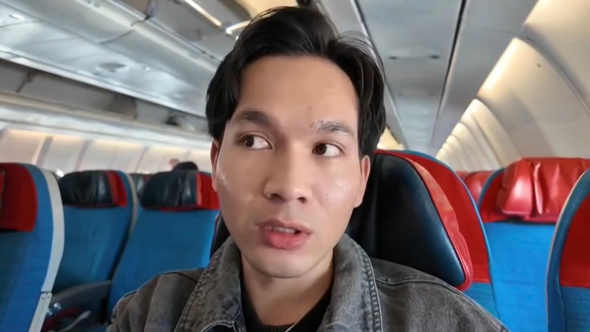 chaleenajaja's tweet photo. ชาวกัมพูชาตัดพ้อนั่งเครื่องบินTurkish Airlinesจากนครอิสตันบูล ตุรกีกลับกรุงพนมเปญ ตอนมามีผู้โดยสารเต็มลำส่วนใหญ่เป็นชาวต่างชาติฝั่งยุโรปพอแวะจอดสนามบินสุวรรณภูมิเท่านั้นแหล่ะปรากฎว่านททลุกขึ้นเดินลงสนามบินสุวรรณภูมิเกือบยกลำเหลือไปต่อกรุงพนมเปญไม่ถึง10คน
ฮุนมาเนตโม้ว่ามีคนจองตั๋วมากัมพูชาเยอะไง