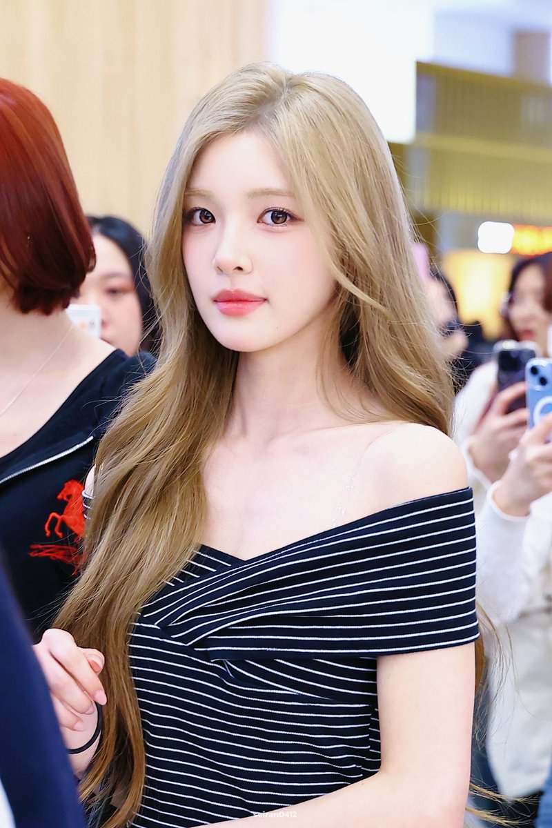 aaammmk1's tweet image. 링크를 통해 구매시 일부 수수료를 지급 받습니다.

✶ 260407 하츠투하츠 유하 옷 정보
🔗 ssfshop.com/YCH/GP92240404…
💡와이씨에이치 (YCH)
[셀럽착용] CROSS-OVER OFF-SHOULDER TOP (S24TO9011BK)
(81,000원) 

🔗 s.zigzag.kr/abr/MDbGby0iM8
💡지그재그 
[히프나틱] [이안팬츠]니클런 워싱 데님