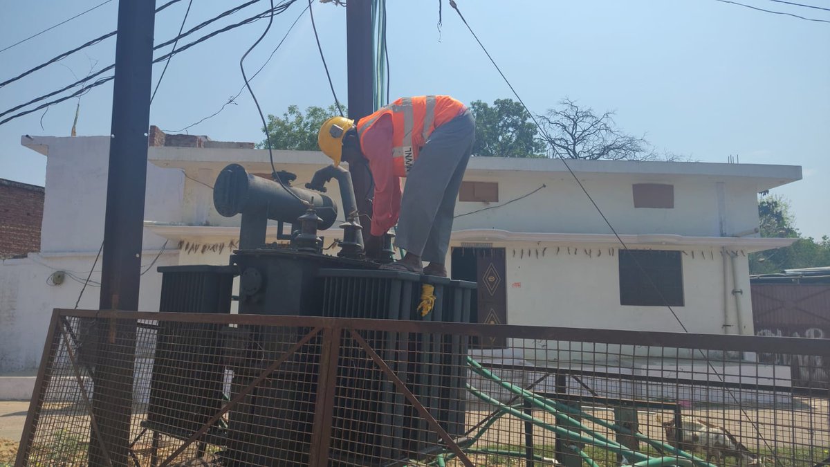 mvvnlbahraich's tweet image. जनपद बहराइच के विद्युत उपकेन्द्र कटीलिया के क्षेत्र में लगे वितरण परिवर्तक के मेंटीनेंस का कार्य विद्युत कर्मियो द्वारा किया गया। #Maintenance @aksharmaBharat @mduppcl @MVVNLmd @UPPCLLKO @MVVNLHQ @CeDevipatan @DMBahraich